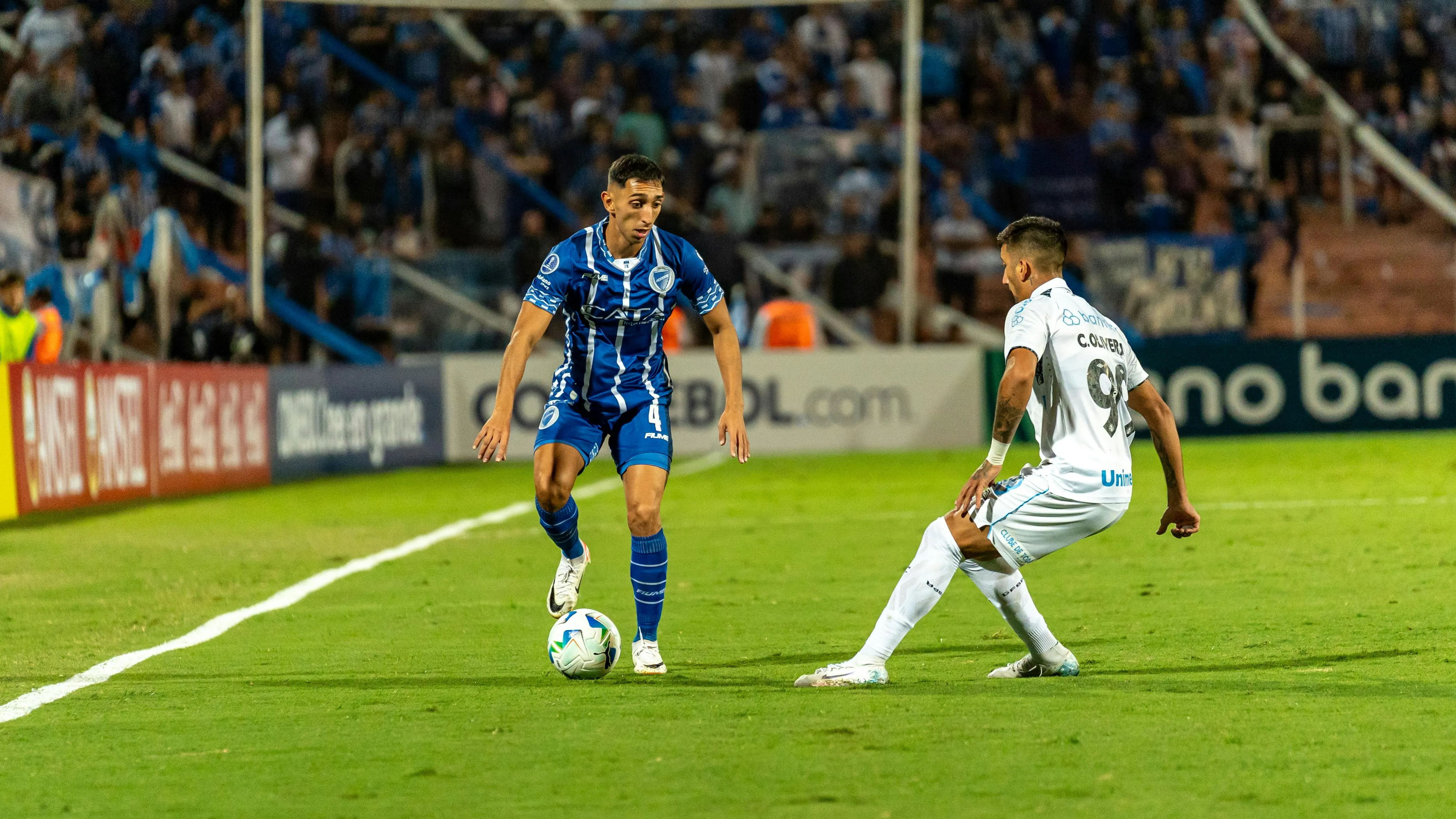 开云体育西甲赛场球员带球突破防守